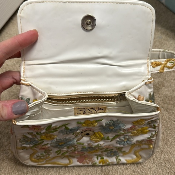 Floral Embroidered White Handbag - Picture 8 of 8